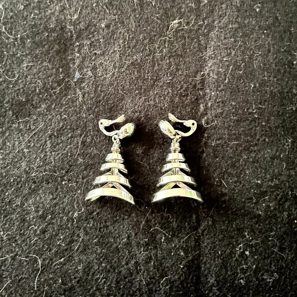 🎄Christmas In July🎄Vintage Silver-Tone ‘Christmas Tree’ Clip Earrings